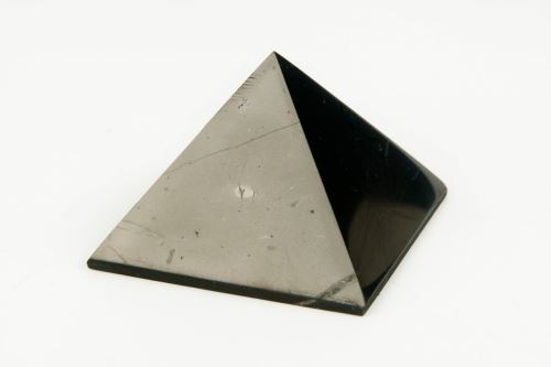 Šungitová pyramída 3 x 3cm, lesklá